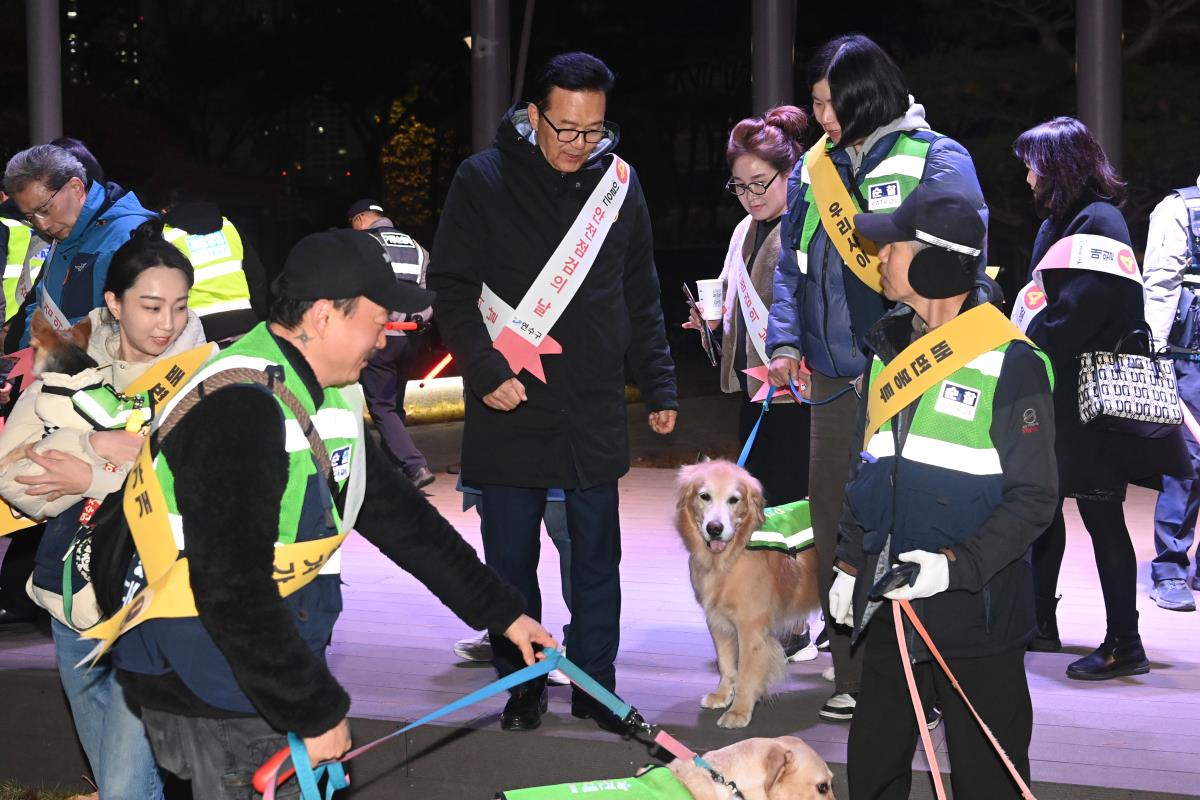 연수구는 지난 18일 반려견 순찰대, 연수2동동춘3동 자율방범대 인천경찰청 기동순찰대 등 50여 명이 참여한 민관경 야간 합동 순찰을 진행했다